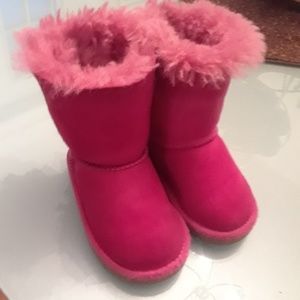 Toddler/ kids uggs size 6. Beautiful!! So clean!!